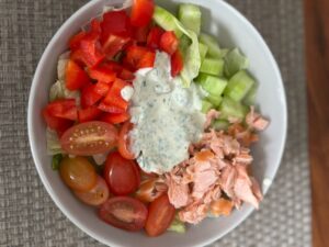 Mehr über den Artikel erfahren Salat mit Lachs und Joghurt Dressing