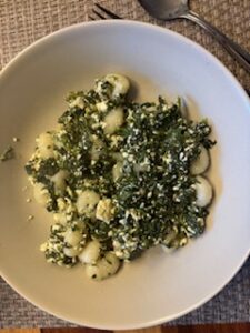 Mehr über den Artikel erfahren Feta-Spinat-Gnocchi