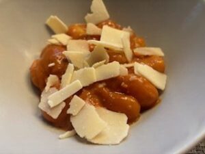 Mehr über den Artikel erfahren Gebratene Gnocchi in Tomatensauce