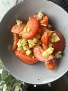 Mehr über den Artikel erfahren Tomaten-Zwiebel-Salat